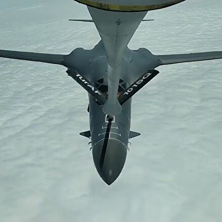 Türk tanker uçağından, B-1 tipi ABD uçağına havada yakıt ikmali yapıldığı anlar kamerada