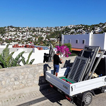 Özdilin villasındaki kaçak bölümler yıkılıyor