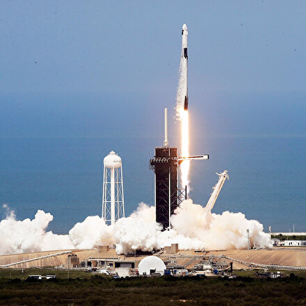 NASA astronotlarını taşıyan SpaceXin uzay aracı fırlatıldı