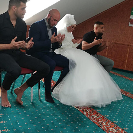 İslamı seçen Avusturyalı dövüşçü Ottun nişanlısı da Müslüman oldu