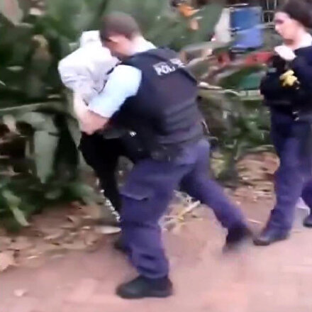 Avustralya polisi siyahi genci çelme takarak gözaltına aldı