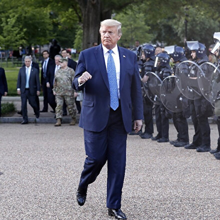 Trump protestoların ortasında Beyaz Saray’dan yürüyerek çıktı