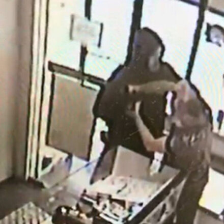 Kuyumcuya giren gaspçıyı dükkan sahibi polise teslim etti