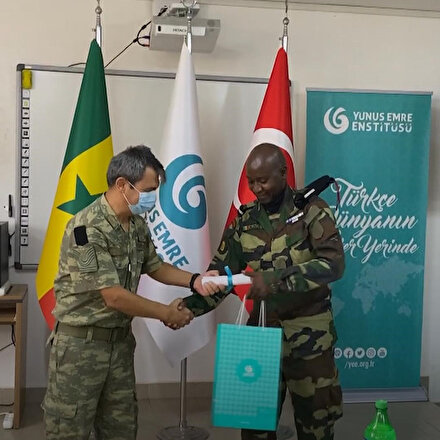 Senegalli askerlerin Türkçe diploma sevinci