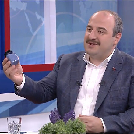 Bakan Varank, ‘şimdi size bir ürün getirdim’ deyip çantasından çıkardı: Bu renkli tanecikler Çin’den tedarik edilemeyince Türkiye’de üretildi