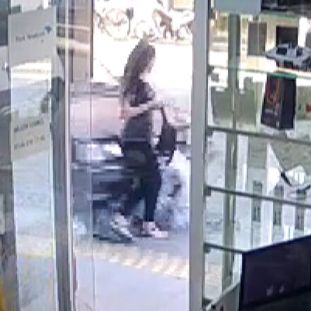 Manisada otomobilin kaldırımda yürüyen kadına çarptığı anlar kamerada