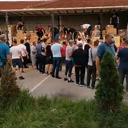 Sancaklılar Türkiye’den gelen malzemeleri taşımak için hastaneye koştular