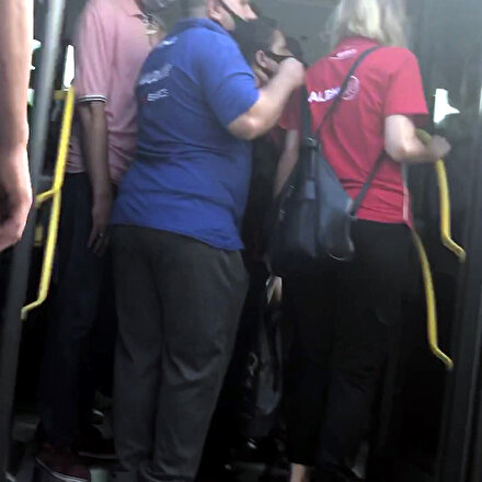 Metrobüslerde sosyal mesafesiz yolculuk