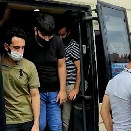 Esenyurtta 14 kişilik minibüsten 42 kişi çıktı