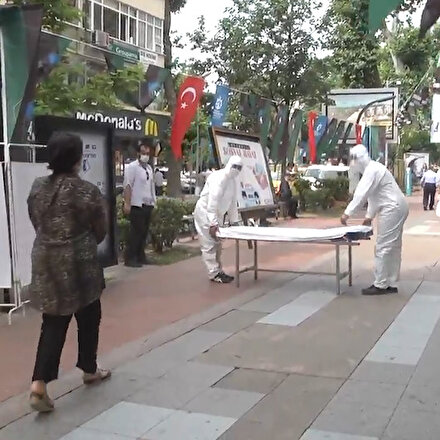 Kocaeli Büyükşehirden farkındalık çalışması: Sedye ile önlerini kesip, maske uyarısında bulundular