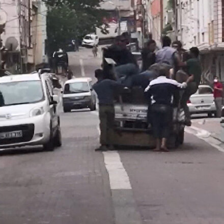 Esenyurtta bir kamyonet dolusu adamla kovaladıkları kişiyi yakalayıp bıçakladılar