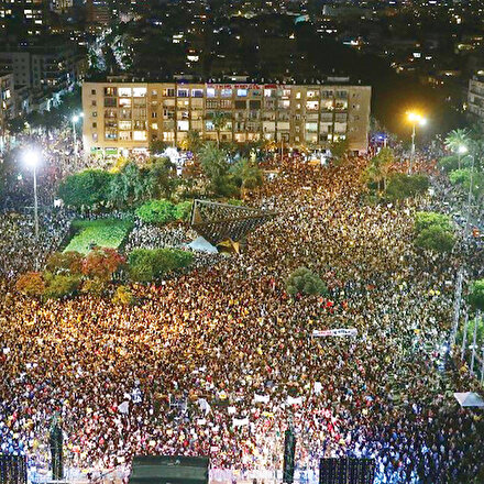 Tel Aviv’de Netanyahu protestosu: Suçların başbakanı yazılı maskelerle sokağa akın ettiler