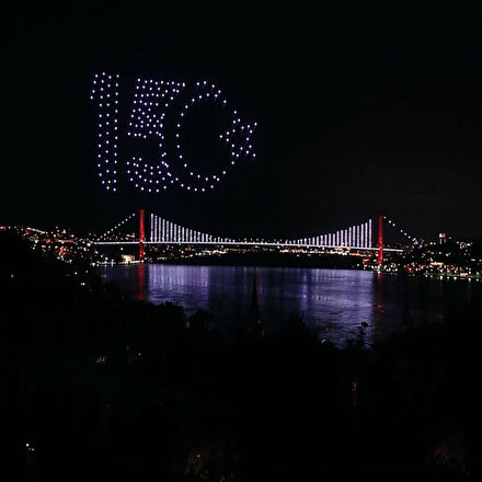Türkiye’de ilk kez gerçekleşti: 200 İHA ile 15 Temmuz temalı ışık gösterisi görsel şölen sundu