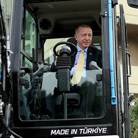 Cumhurbaşkanı Erdoğan TÜBİTAK desteği ile üretilen yerli ve elektrikli ekskavatörü kullandı