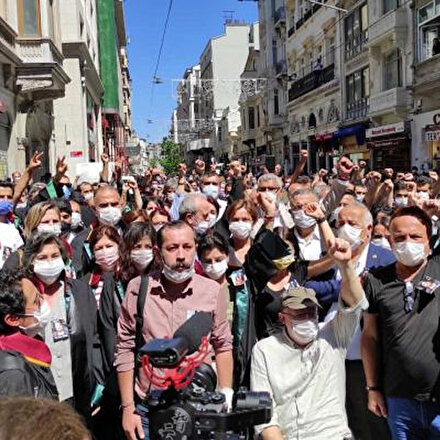 İstanbul Barosu önünde toplanan DHKP-C yandaşları ant içti
