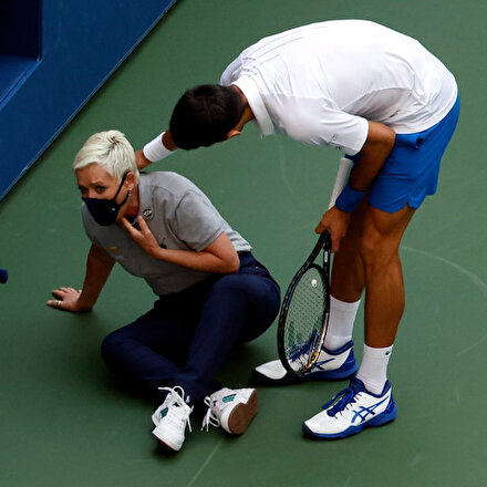 Novak Djokovicin sinirlenip kenara attığı top, çizgi hakeminin boğazına geldi
