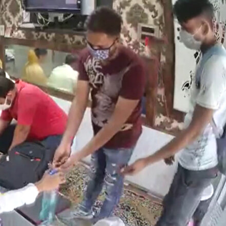 Hindistanda ilginç soygun girişimi: Hırsızlar ellerini dezenfekte ettikten sonra kuyumcuyu soydu