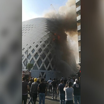 Beyrut yangın yeri: Beyrut Souks binası alevlere teslim oldu