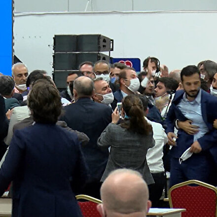 İBB meclisinde yine kavga: Ortalık savaş alanına döndü