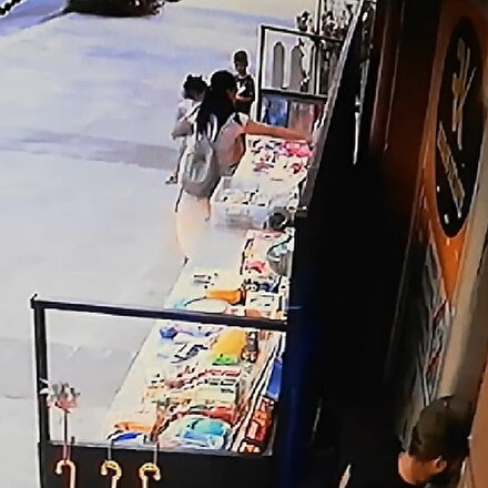 Eyüpsultanda bir kadının kucağında çocukla hırsızlık yaptığı anlar kamerada