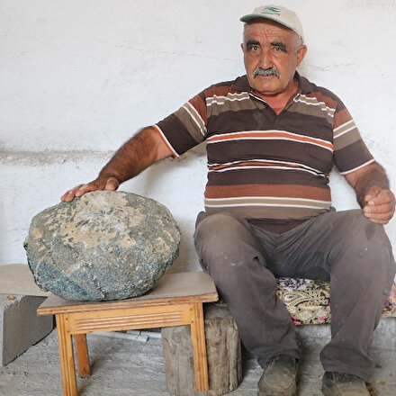 Tarlada bulduğu taşı yatak odasında saklıyor