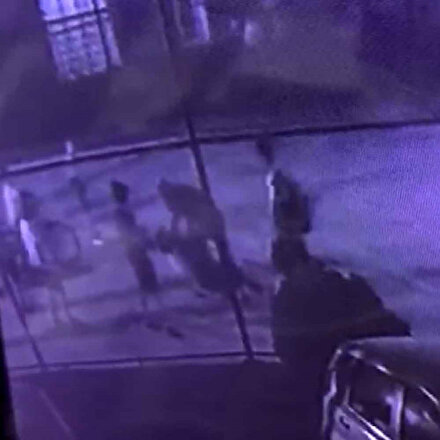 Halı sahada oğluna tekme atan çocuğu tekme tokat dövdü