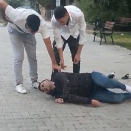Uyuşturucu etkisindeki gencin içler acısı hali amatör kameraya yansıdı: Kendini yerden yere vurdu