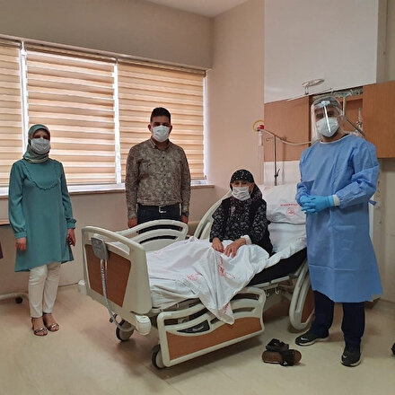 Koronavirüsü yenen 104 yaşındaki kadın alkışlarla taburcu edildi