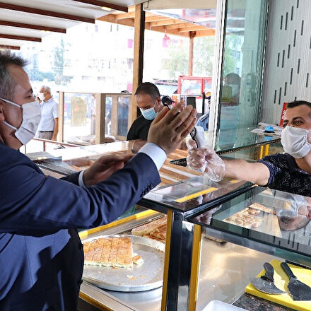 Denetime gelen valinin ateşini ölçerek dükkana aldı