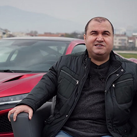 Görme engelli psikoloğun araba tutkusu dikkat çekti