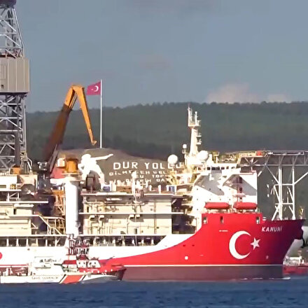 Çanakkale Boğazından geçen Kanuni sondaj gemisi Şehitler Abidesini selamladı