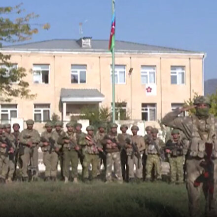 Azerbaycan askerleri Zengilan kent merkezine Azerbaycan bayrağı dikti