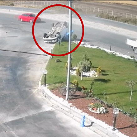 Kamyonetin çarptığı otomobil takla atarak ters döndü