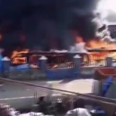Nijerya’da devam eden protestolarda otobüs terminali ve binalar ateşe verildi