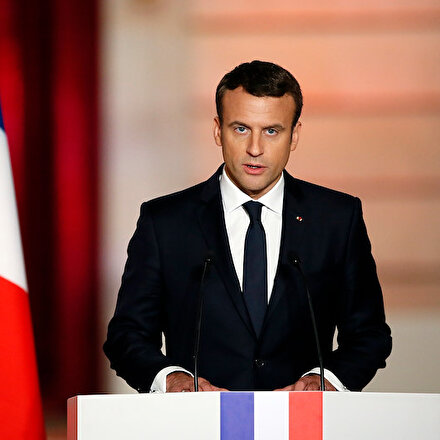 Macron ateşle oynuyor: Hz. Muhammede hakaret karikatürlerini devlet binalarına yansıttı