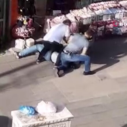 Küçükçekmecede 12 ayrı suçtan aranan şüpheli hırsızlık girişimi sırasında yakalandı