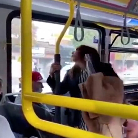 Otobüste yüzüne tüküren kadını iterek dışarı attı