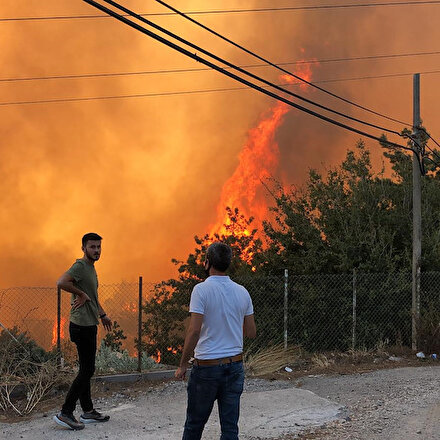 İskenderunda korkutan yangın: Alevler yerleşim yerlerine yaklaştı