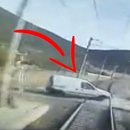Hemzemin geçitte tren otomobile çarptı: Feci kazada dayı ile yeğeni hayatını kaybetti