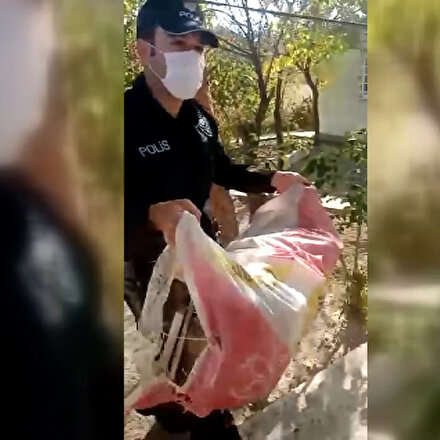 Tek başına yaşayan Bergüzar ninenin odun kömürünü polis ekipleri taşıdı
