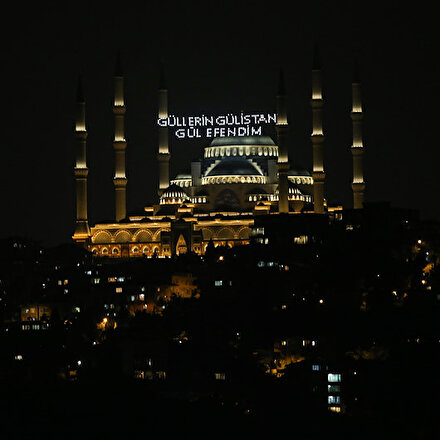 Büyük Çamlıca Camiine Güllerin Gülistanı Gül Efendim yazılı mahya asıldı