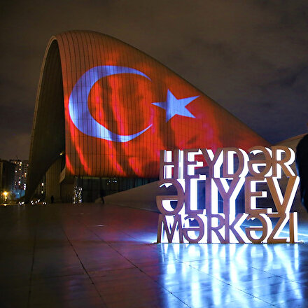 Azerbaycanda Haydar Aliyev Merkezine Türk bayrağı silüeti yansıtıldı