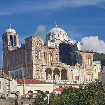 İzmirde meydana gelen deprem Yunanistanın Sisam Adasında binaları yıktı