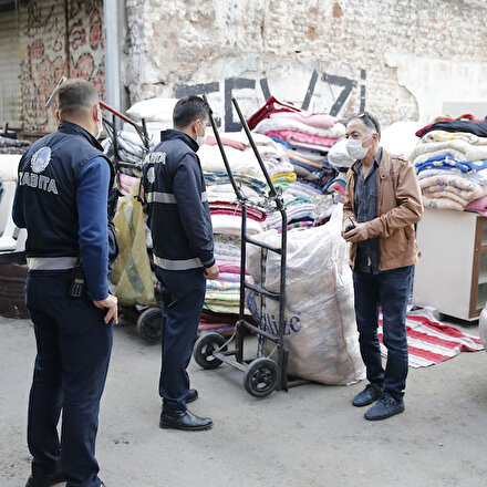 Vicdansızlar: Depremzedelerin battaniyelerini toplayıp satmaya kalktılar