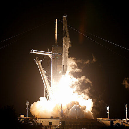 NASA, 4 astronotu taşıyan SpaceXe ait uzay aracını fırlattı
