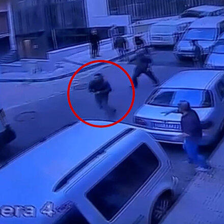 İstanbulda kendine çarpan sürücüye kurşun yağdırdı