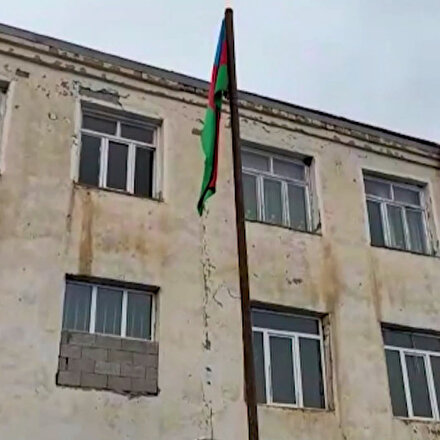 Azerbaycan ordusu işgalden kurtarılan Gülablı köyüne Azerbaycan bayrağı dikti