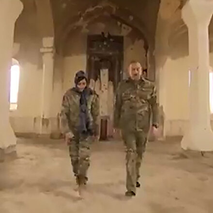 İlham Aliyev ve eşi Mihriban Aliyeva Ağdam’daki Cuma Mescidi’ni ziyaret etti