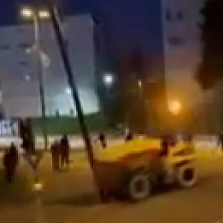 Fransa’da sokaklar yine karıştı: Protestocular çaldıkları iş makinası ile güvenlik kameralarını yıktı