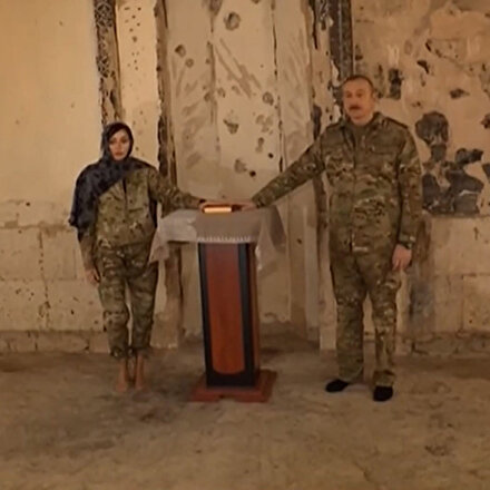 Aliyevden Ağdam Camisine ziyaret: Mekkeden getirdiği Kuran-ı Kerimi bağışladı